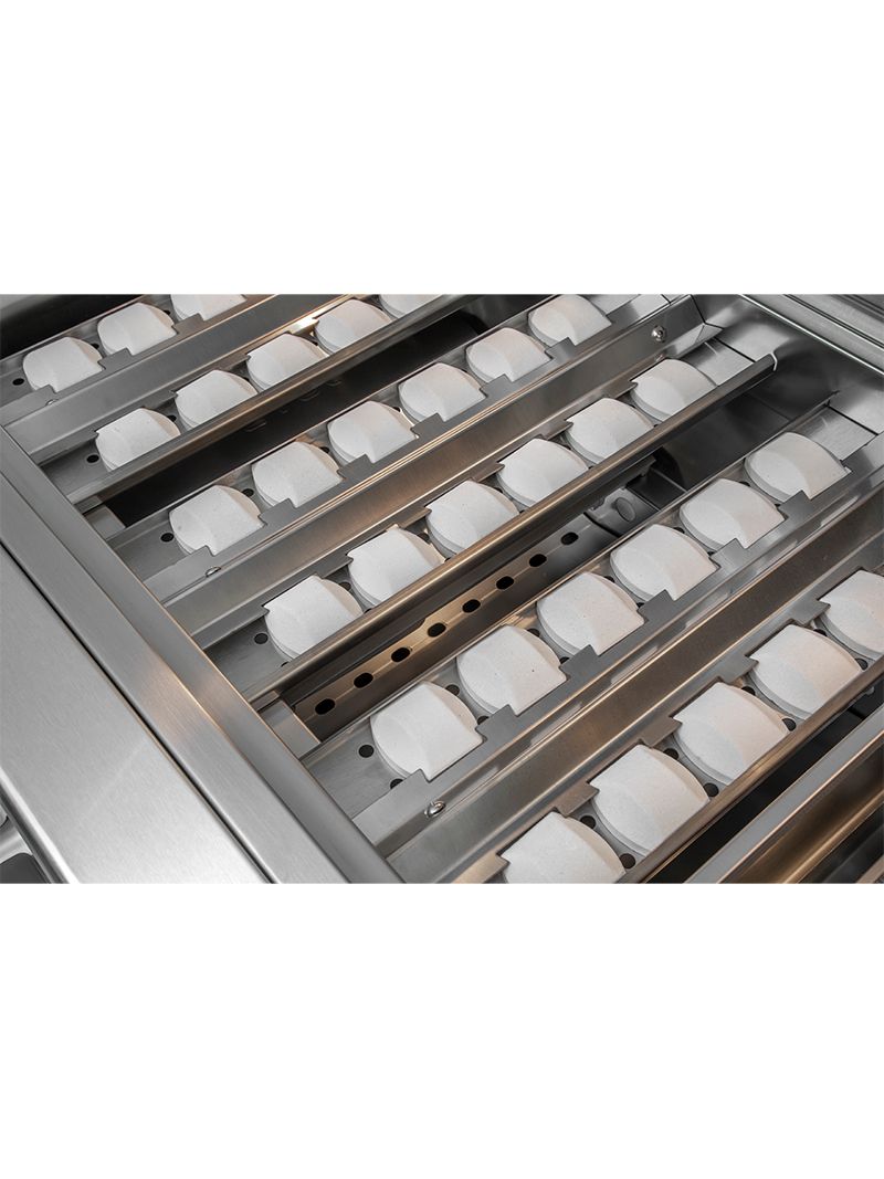 Defletores com briquetes cerâmicos distribuem o calor de forma uniforme, intensificam o sabor e elevam a performance térmica no churrasco.