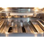 Três queimadores casting em aço inox 304 que asseguram aquecimento uniforme e queimador infrared de alta potência, ideal para selagem intensa e uso do rotisserie, entregando resultados profissionais.