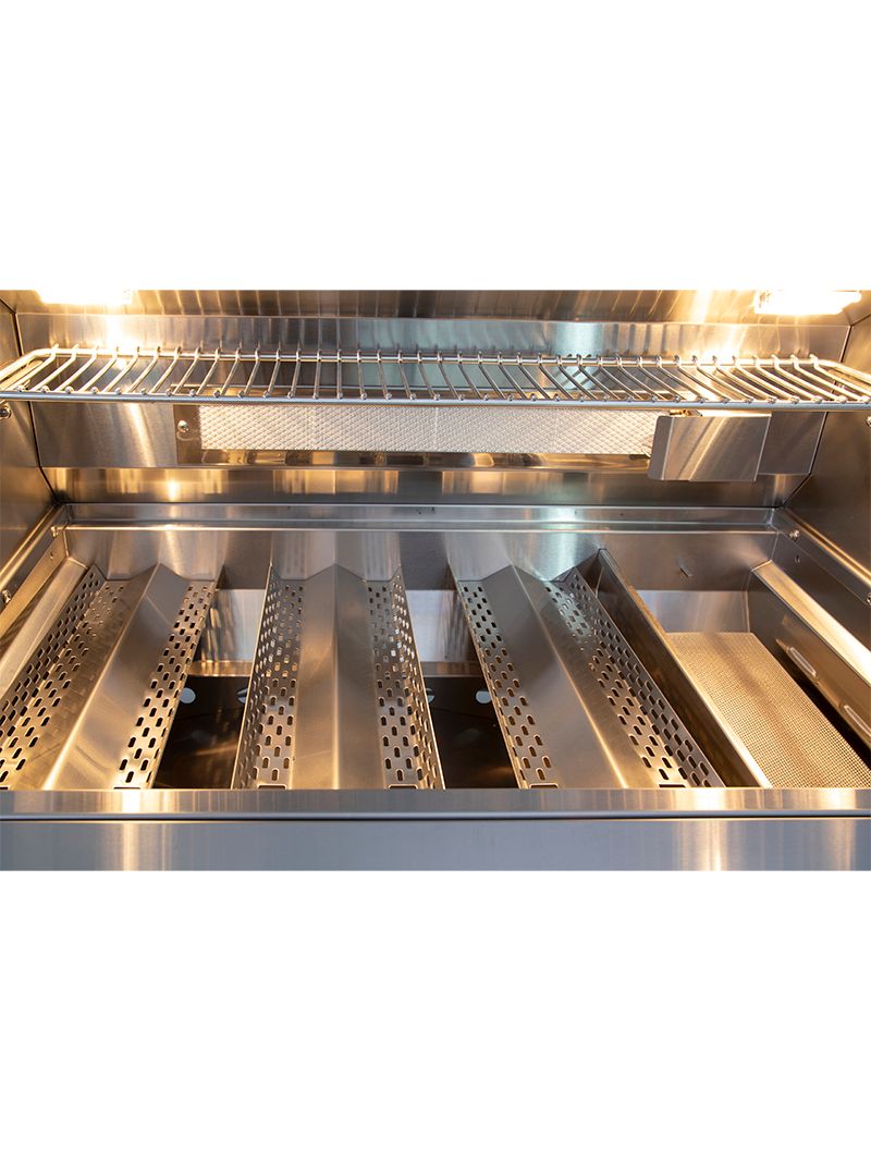 Três queimadores casting em aço inox 304 que asseguram aquecimento uniforme e queimador infrared de alta potência, ideal para selagem intensa e uso do rotisserie, entregando resultados profissionais.