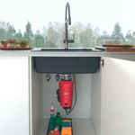 Instalação sob a pia que preserva o espaço do armário, permitindo manter produtos de limpeza organizados com praticidade.