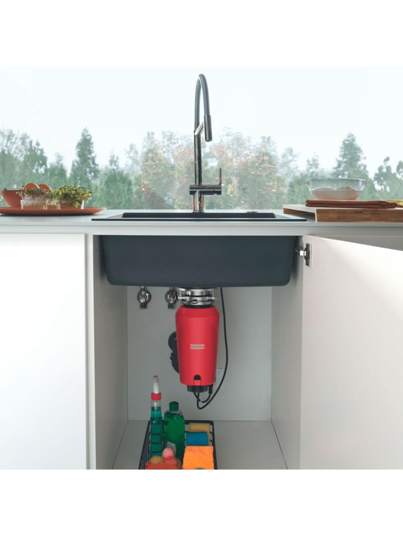 Instalação sob a pia que preserva o espaço do armário, permitindo manter produtos de limpeza organizados com praticidade.