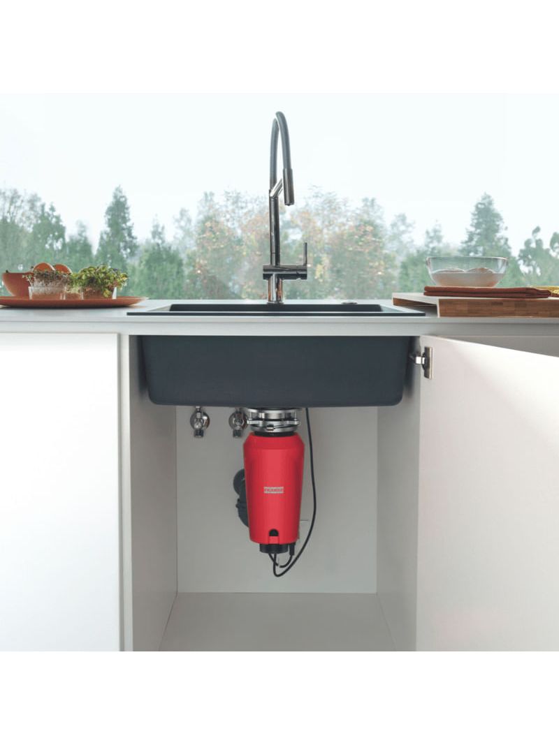 Instalação compacta sob a pia, que otimiza o espaço e traz mais praticidade para o descarte de resíduos no dia a dia.