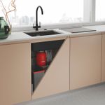Integração discreta à marcenaria, com instalação sob a pia que preserva o design da cozinha e mantém o ambiente organizado.