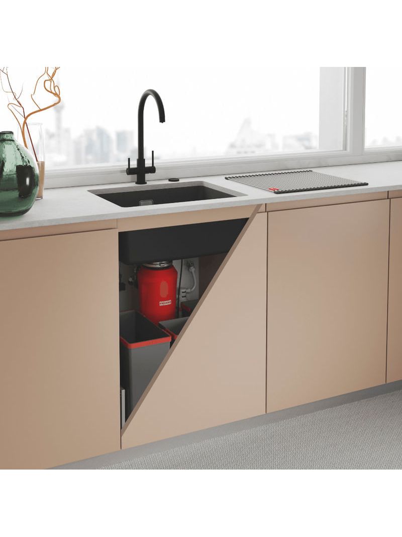 Integração discreta à marcenaria, com instalação sob a pia que preserva o design da cozinha e mantém o ambiente organizado.