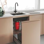 Abertura frontal do armário que facilita o acesso ao triturador, sem comprometer o espaço interno.