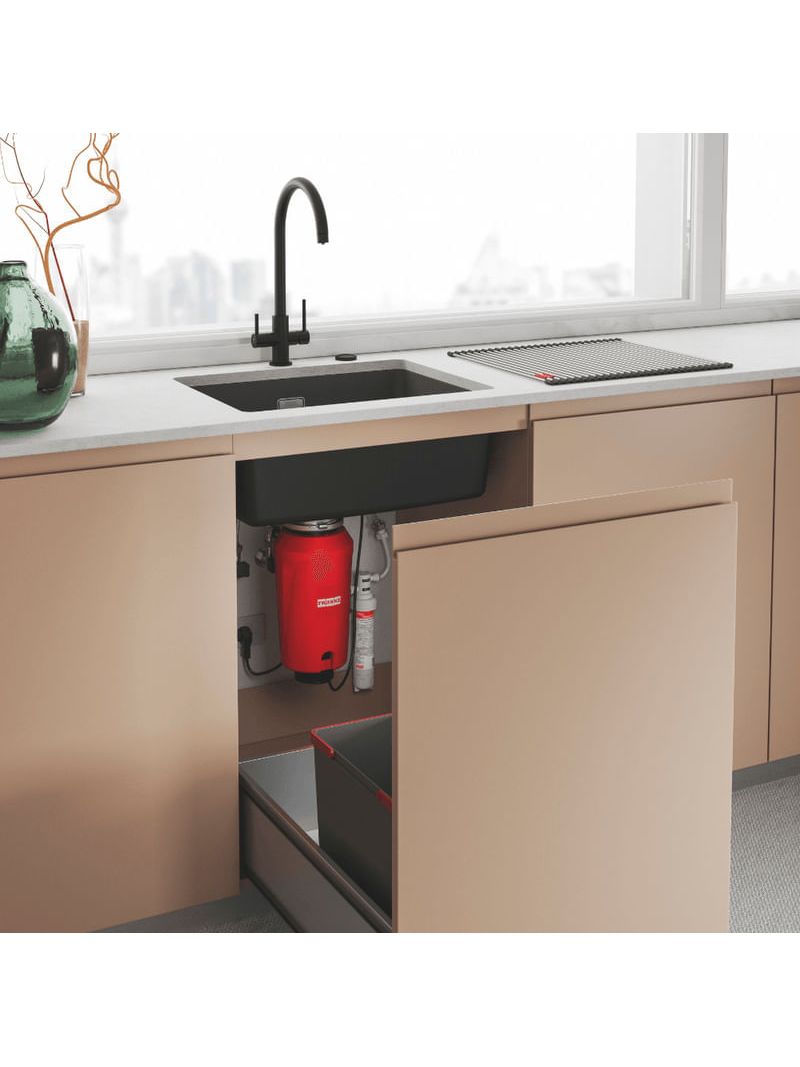 Abertura frontal do armário que facilita o acesso ao triturador, sem comprometer o espaço interno.