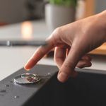 Botão pneumático com acionamento simples e seguro, que facilita o uso do triturador durante as tarefas na cuba.