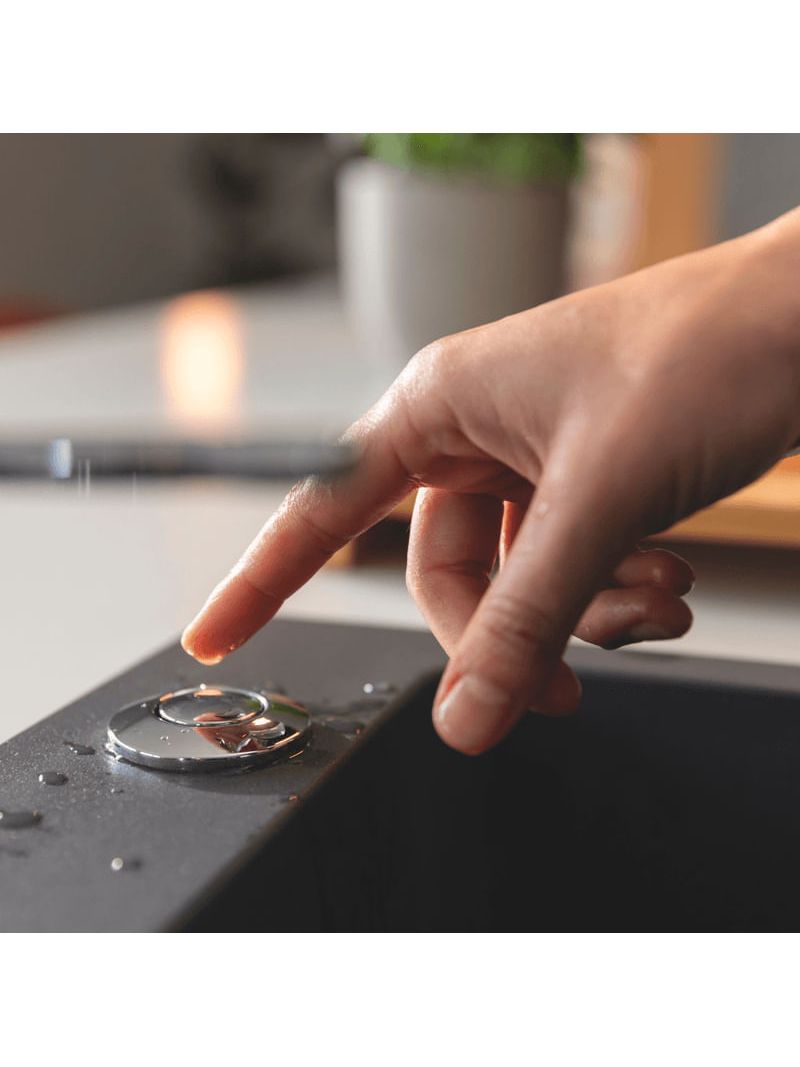 Botão pneumático com acionamento simples e seguro, que facilita o uso do triturador durante as tarefas na cuba.