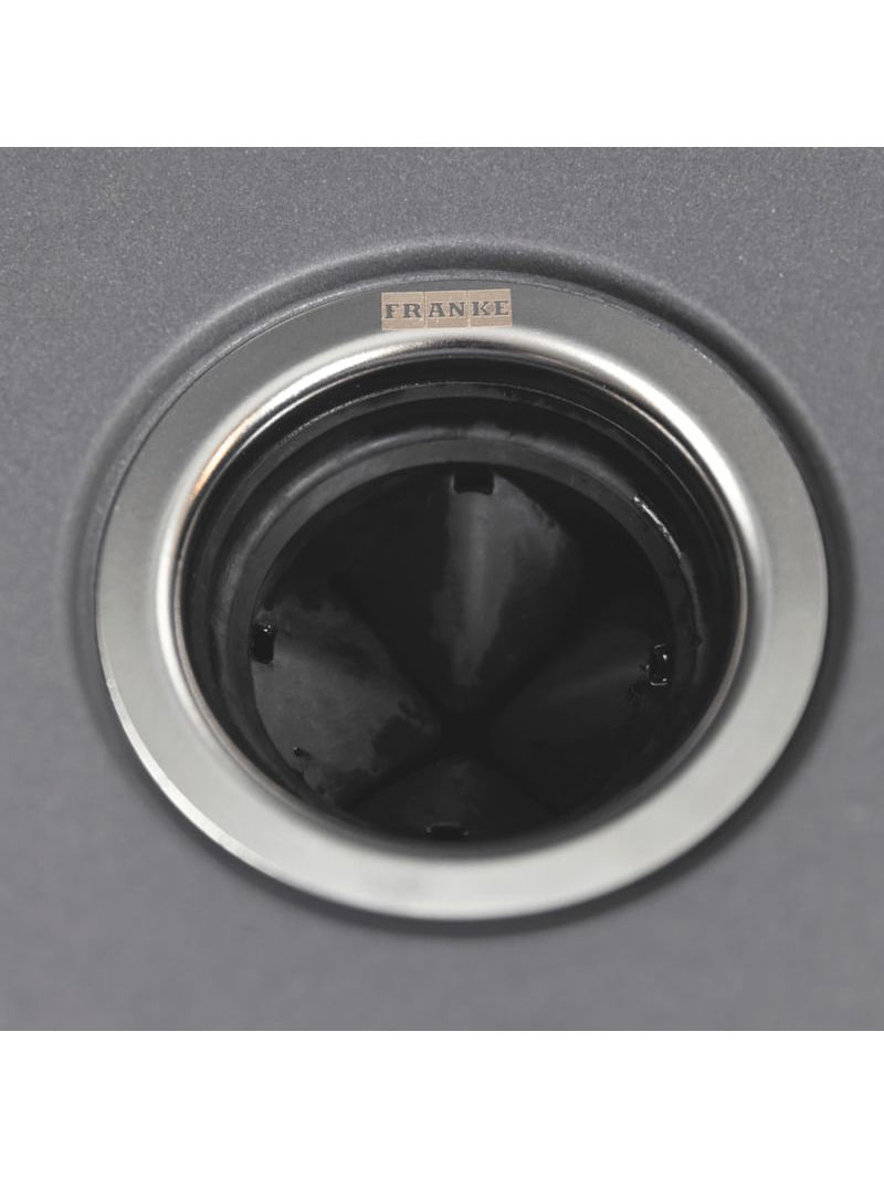 Válvula integrada com acabamento em inox, que assegura vedação eficiente e visual alinhado ao design da cuba.