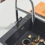 Resíduos direcionados diretamente para o ralo, facilitando o descarte durante o preparo dos alimentos.