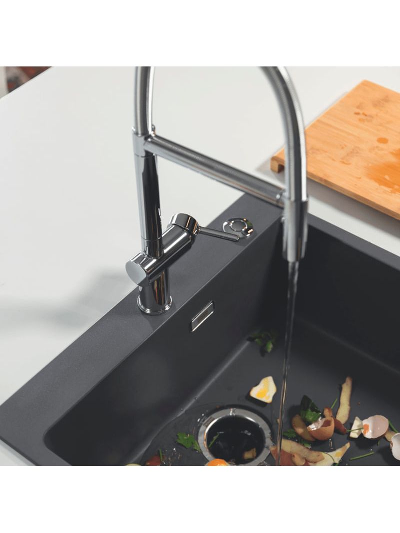 Resíduos direcionados diretamente para o ralo, facilitando o descarte durante o preparo dos alimentos.