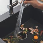 Fluxo de água contínuo que direciona os resíduos ao triturador e facilita a limpeza da pia.