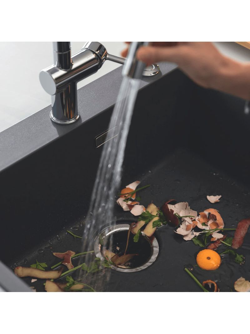 Fluxo de água contínuo que direciona os resíduos ao triturador e facilita a limpeza da pia.