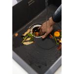 O Triturador Slim permite o descarte direto com as mãos, sem risco de contato com lâminas, garantindo uso seguro, eficiente e mais higiene na rotina da cozinha.