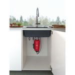 Instalação compacta sob a cuba, que otimiza o espaço e traz mais praticidade para o descarte de resíduos no dia a dia.