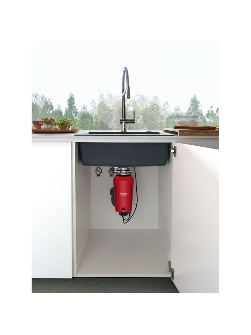 Instalação compacta sob a cuba, que otimiza o espaço e traz mais praticidade para o descarte de resíduos no dia a dia.