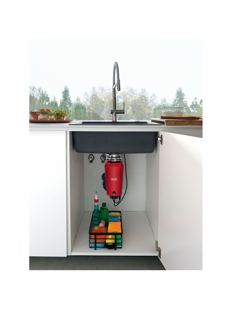 Instalação sob a cuba que preserva o espaço do armário, permitindo manter produtos de limpeza organizados com praticidade.