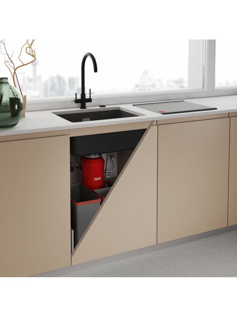 Integração discreta à marcenaria, com instalação sob a pia que preserva o design da cozinha e mantém o ambiente organizado.