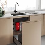 Abertura frontal do armário que facilita o acesso ao triturador, sem comprometer o espaço interno.