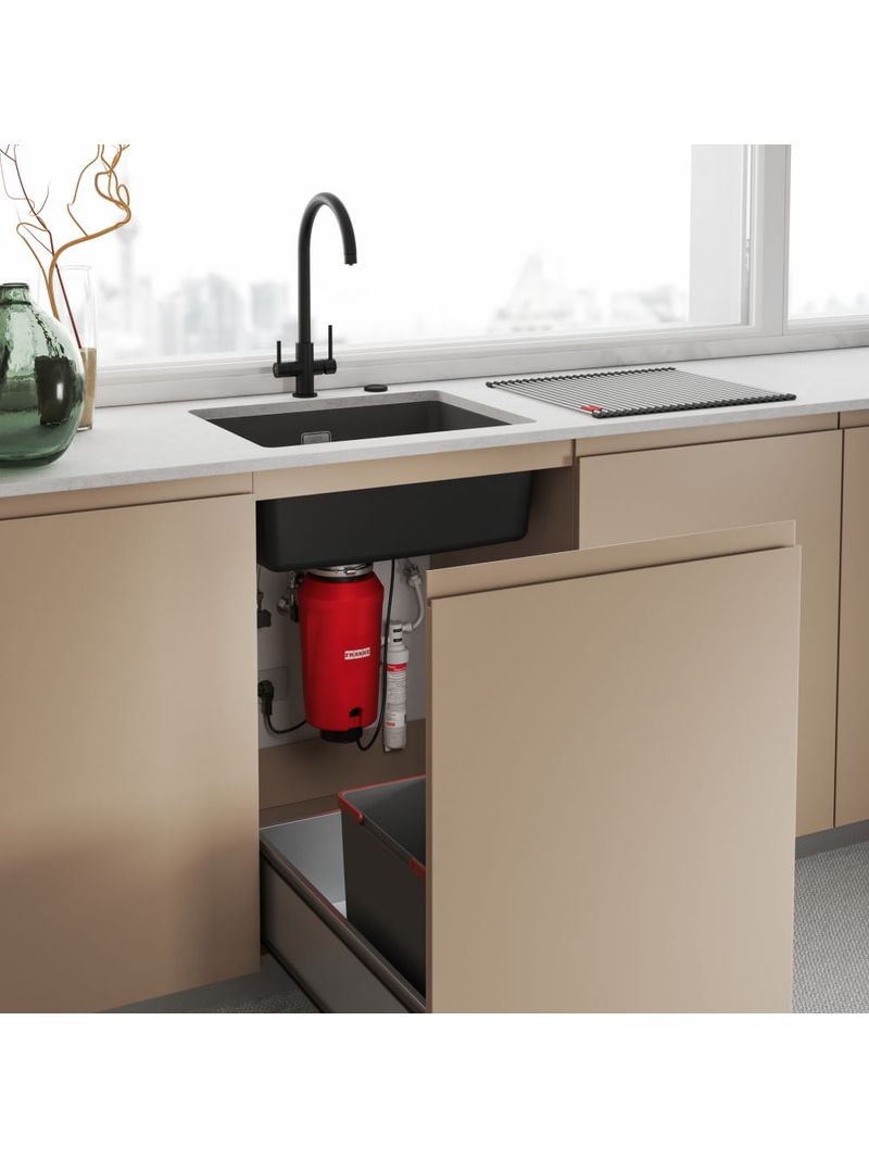 Abertura frontal do armário que facilita o acesso ao triturador, sem comprometer o espaço interno.