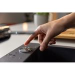 Botão pneumático com acionamento simples e seguro, que facilita o uso do triturador durante as tarefas na cuba.