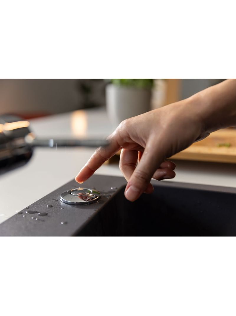 Botão pneumático com acionamento simples e seguro, que facilita o uso do triturador durante as tarefas na cuba.