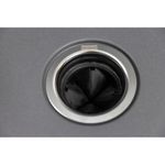 Válvula integrada com acabamento em inox, que assegura vedação eficiente e visual alinhado ao design da cuba.