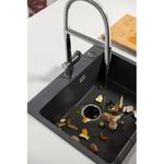 Resíduos direcionados diretamente para o ralo, facilitando o descarte durante o preparo dos alimentos.