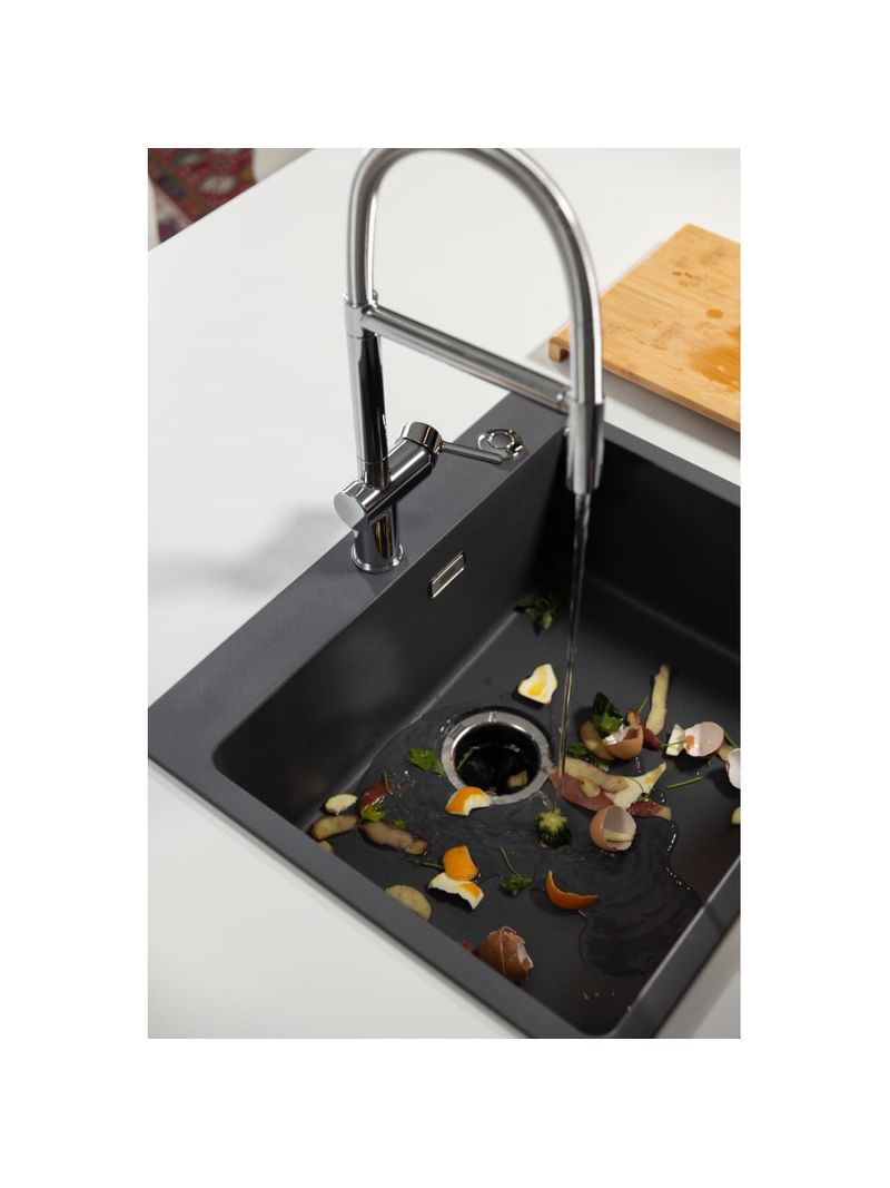 Resíduos direcionados diretamente para o ralo, facilitando o descarte durante o preparo dos alimentos.