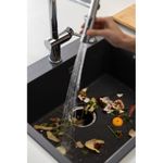 Fluxo de água contínuo que direciona os resíduos ao triturador e facilita a limpeza da cuba..