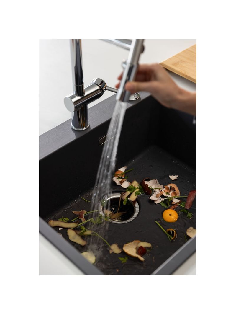 Fluxo de água contínuo que direciona os resíduos ao triturador e facilita a limpeza da cuba..