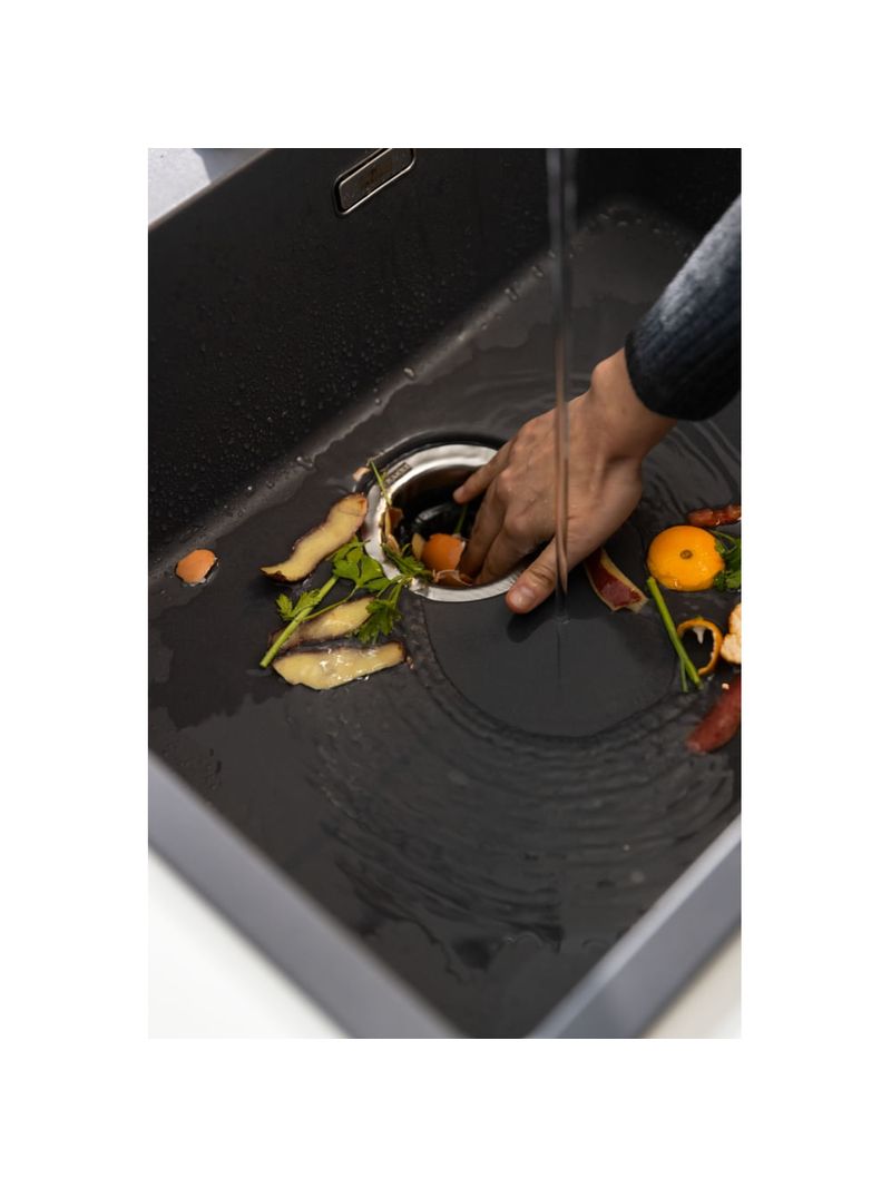 O Triturador Slim permite o descarte direto com as mãos, sem risco de contato com lâminas, garantindo uso seguro, eficiente e mais higiene na rotina da cozinha.