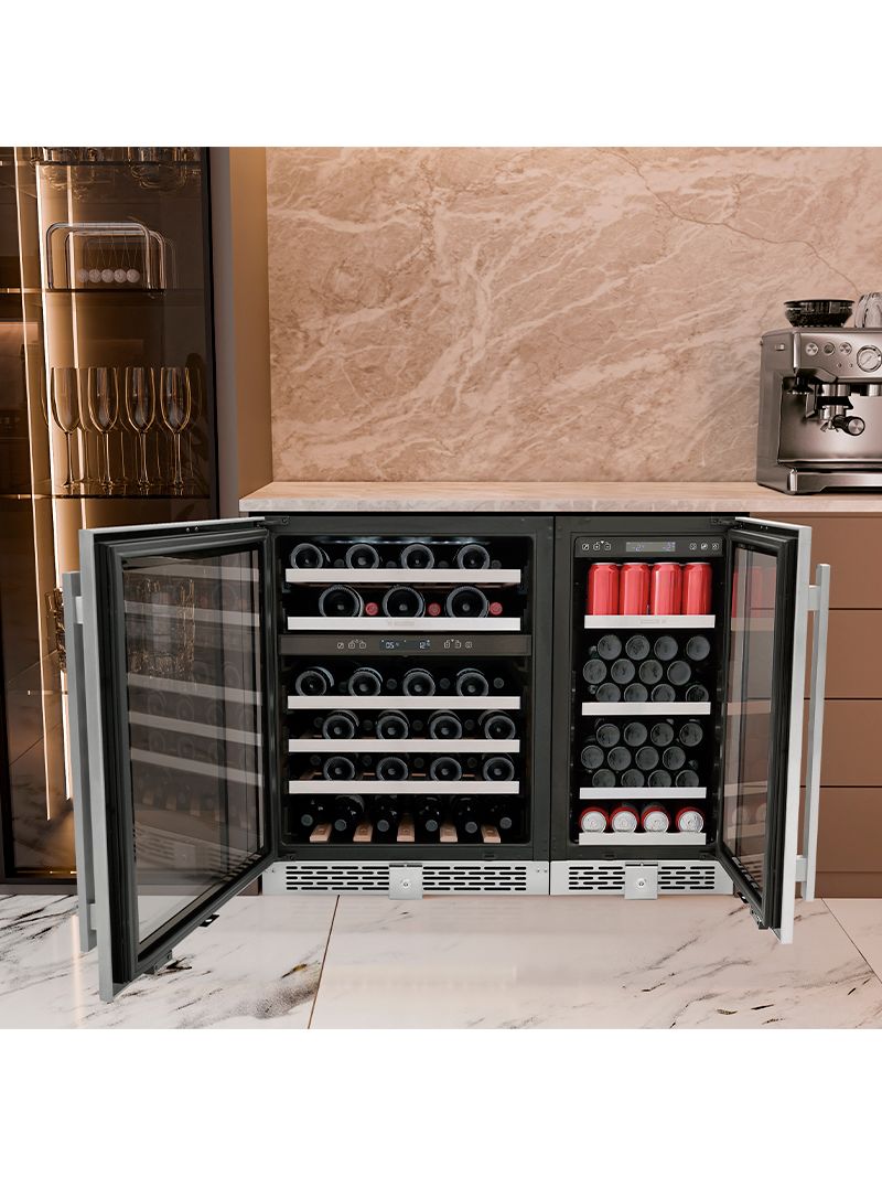 Porta com abertura reversível para melhor adaptação ao projeto, prateleiras em madeira com frente em inox que unem sofisticação e resistência, e instalação com acabamento impecável para um embutimento perfeitamente alinhado ao mobiliário.