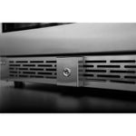 Fechadura integrada na porta que oferece mais segurança e controle de acesso às bebidas. O item é opcional e pode ser removido conforme a preferência, mantendo a estética e a praticidade do produto.