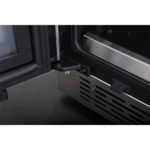 Dobradiças reforçadas com sistema de abertura precisa que garantem suavidade no uso e vedação eficiente. Mais estabilidade, durabilidade e segurança no manuseio diário.