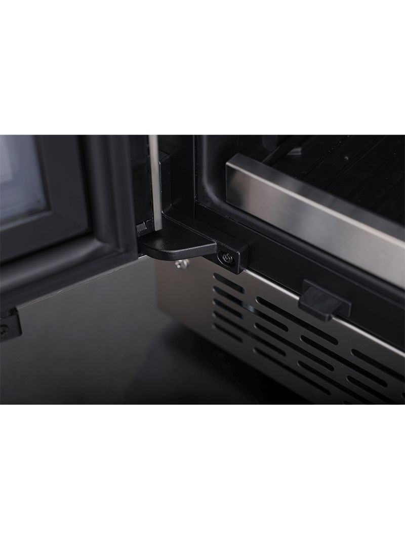 Dobradiças reforçadas com sistema de abertura precisa que garantem suavidade no uso e vedação eficiente. Mais estabilidade, durabilidade e segurança no manuseio diário.