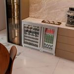 Instalação side by side que une adega e cervejeira com elegância, criando um espaço gourmet completo, funcional e perfeitamente integrado ao ambiente.