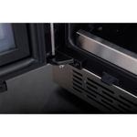 Dobradiças reforçadas com sistema de abertura precisa que garantem suavidade no uso e vedação eficiente. Mais estabilidade, durabilidade e segurança no manuseio diário.