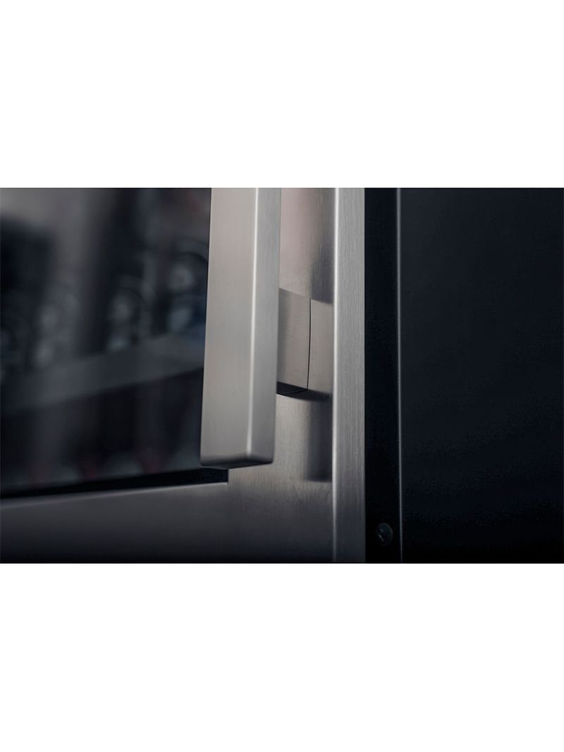 Puxador em inox com acabamento sofisticado e design ergonômico que garante firmeza no manuseio. Um detalhe elegante que valoriza o visual premium e a durabilidade do produto.