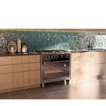 Pés metálicos com regulagem de altura que garantem alinhamento preciso e maior estabilidade ao fogão.