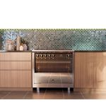 Design sofisticado que se integra à marcenaria e valoriza a elegância do ambiente da cozinha.