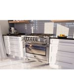 Pés metálicos com regulagem de altura que garantem alinhamento preciso e maior estabilidade ao fogão.