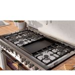 Bistequeira em ferro fundido com tampa em inox que distribui o calor de forma uniforme, ideal para selar carnes e grelhados.