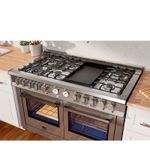 Queimador a gás em U que percorre toda a base da chapa, garantindo distribuição uniforme de calor.