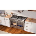 Design sofisticado que se integra à marcenaria, criando uma cozinha elegante e harmoniosa para cozinhar e receber.