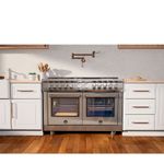 Pés metálicos ajustáveis que garantem nivelamento preciso e estabilidade ao fogão.