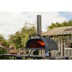 Capaz de atingir 500°C em apenas 15 minutos, entrega calor intenso e estabilidade para assar pizzas perfeitas em até 60 segundos, não mais do que um minuto.