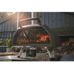 Compatível com queimador a gás Ooni vendido separadamente que oferece acendimento prático controle preciso de temperatura e a opção entre lenha ou gás.