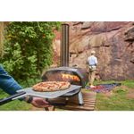 Leve o forno para qualquer aventura e prepare pizzas quentes em meio à natureza.