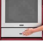 Painel frontal com isolamento térmico que mantém a temperatura externa segura durante o uso da gaveta aquecida.